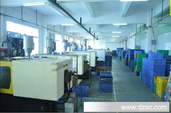 工厂批发三角型车载充电器 安全与性能兼备的极致之选